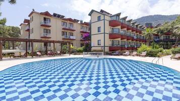 Kolam renang outdoor