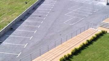 Un estacionamiento con espacios delimitados y una acera para peatones.