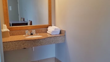 Studio, plusieurs lits | Lavabo de la salle de bain