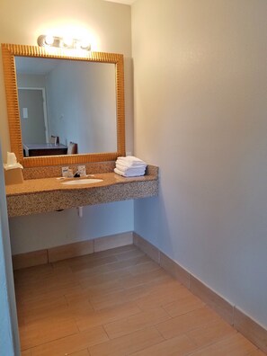 Studio, plusieurs lits | Lavabo de la salle de bain