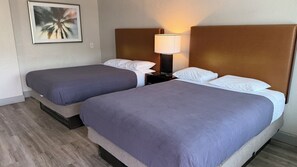 Økonomi-dobbeltrom, 2 queensize-senger | Individuelt dekorert, individuelt innredet og skrivebord