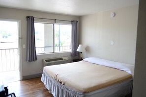 SmekmÄnadssvit - 2 queensize-sÀngar - bubbelpool | 1 sovrum, individuell inredning, unika möbler och skrivbord