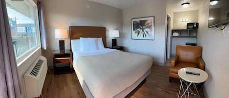 Decoración personalizada, muebles diferentes, escritorio y wifi gratis