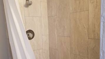 Deluxe Suite | Bathroom | Free toiletries, towels