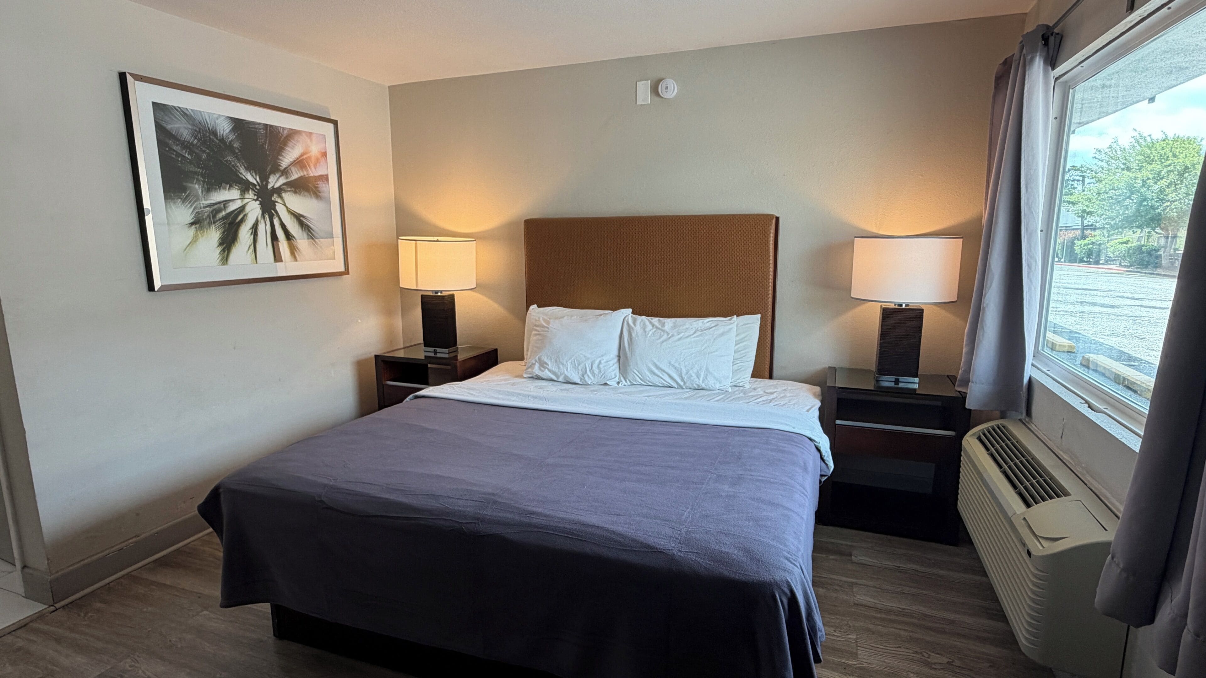 Decoración personalizada, muebles diferentes, escritorio y wifi gratis 