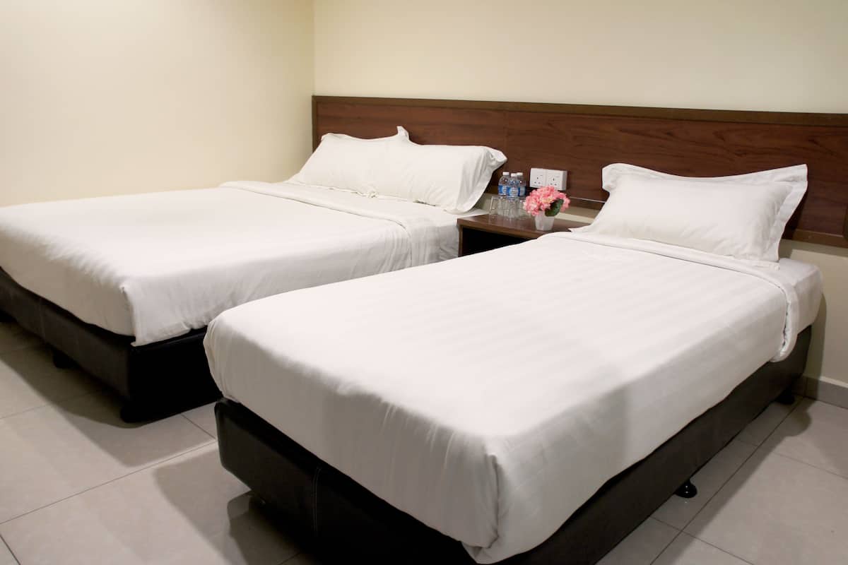 Triple Room | Iron/ironing board, free WiFi, bed sheets
