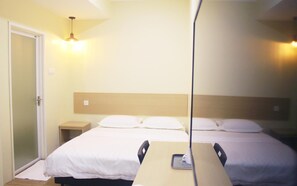 Desk, laptop workspace, iron/ironing board, free WiFi - No. 31 Maple Inn (Simpang Ampat)