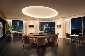Bulgari Suite スイート 1 ベッドルーム リバービュー | 1 室のベッドルーム、エジプト綿のシーツ、高級寝具、ピロートップベッド