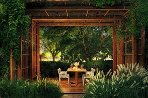 Italian cuisine, garden views - Bvlgari Hotel Beijing (Beijing)