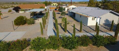 Un barrio residencial con casas, un sendero pavimentado y un camino de grava.