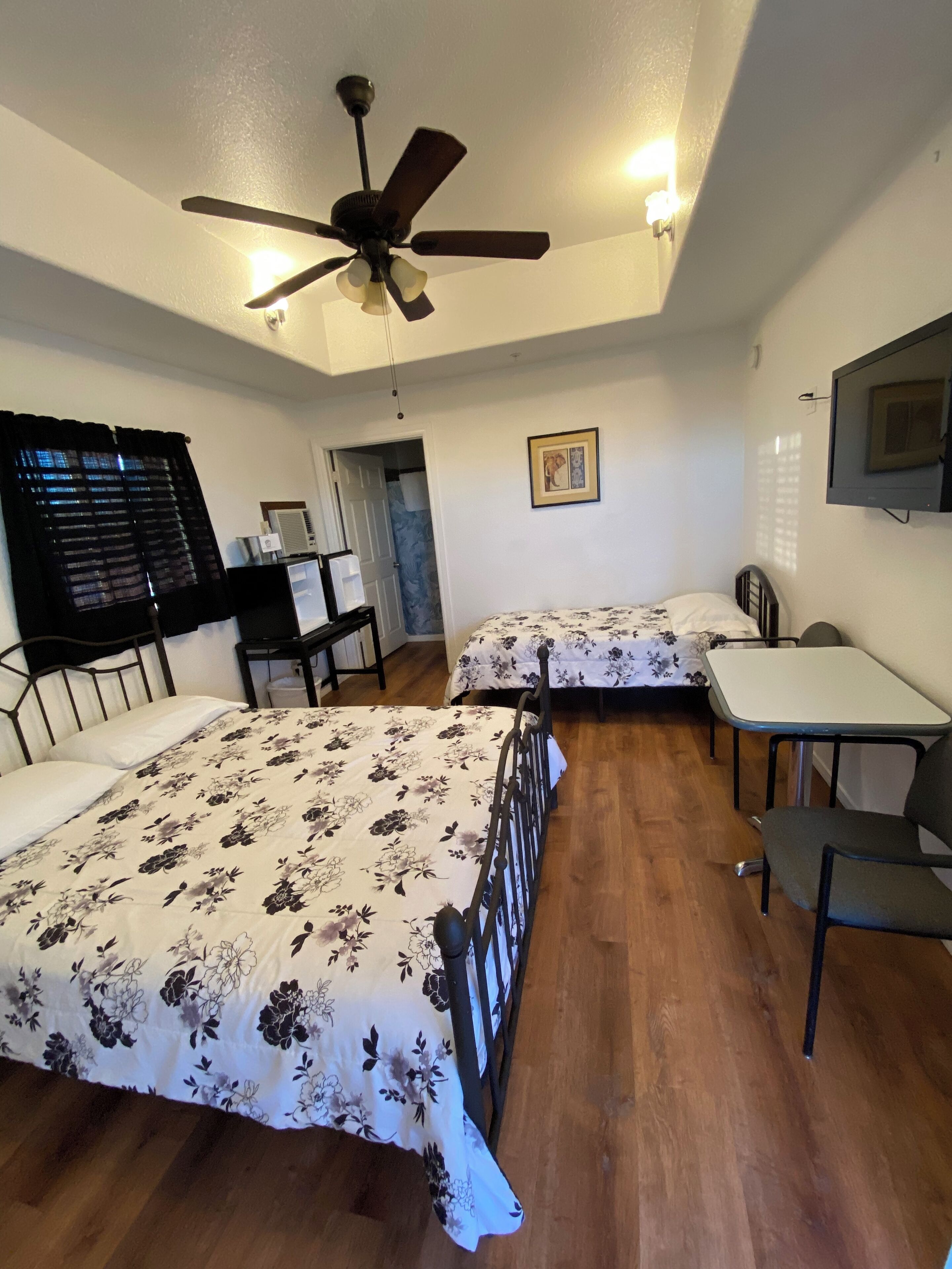 Deluxe Room One Queen Bed & One Single Bed | Individually decorated, individually furnished, soundproofing, free WiFi