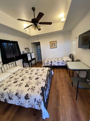 Habitación triple Deluxe (Deluxe Room One Queen, One Single) | Decoración individual, mobiliario individual, sistema de insonorización