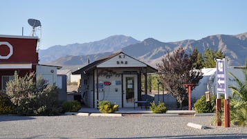 Indtjeknings-/udtjekningsautomat