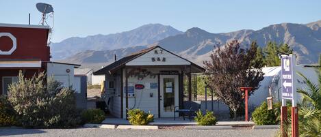 Check-in/check-out kiosk