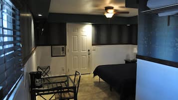Single Room, 1 Queen Bed | Individually decorated, individually furnished, soundproofing, free WiFi