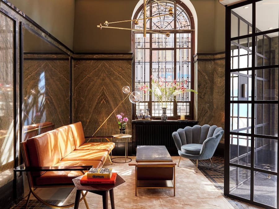 Un intérieur moderne avec un canapé en cuir, une table ronde et une chaise.