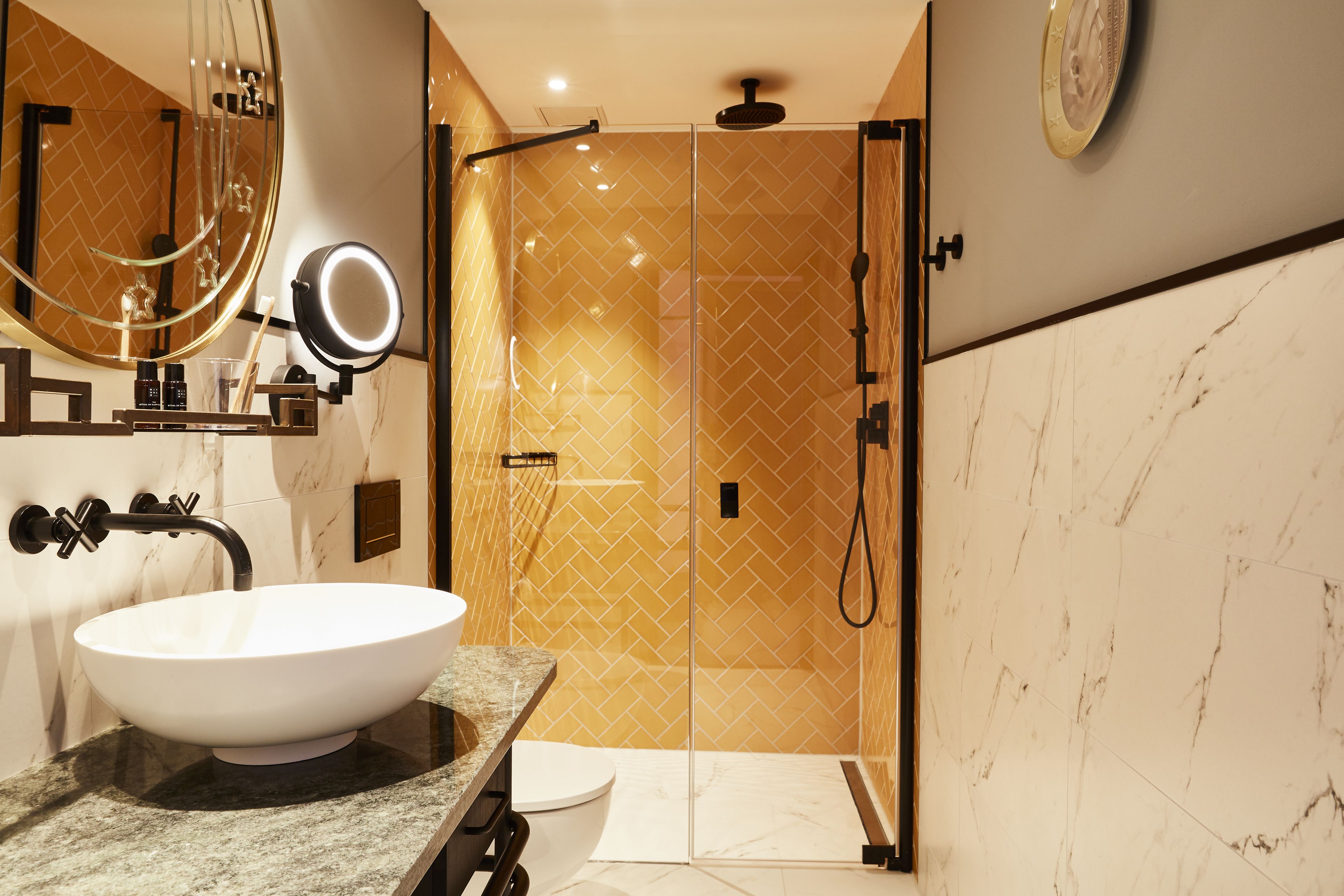 Douche, douche à « effet pluie », articles de toilette gratuits