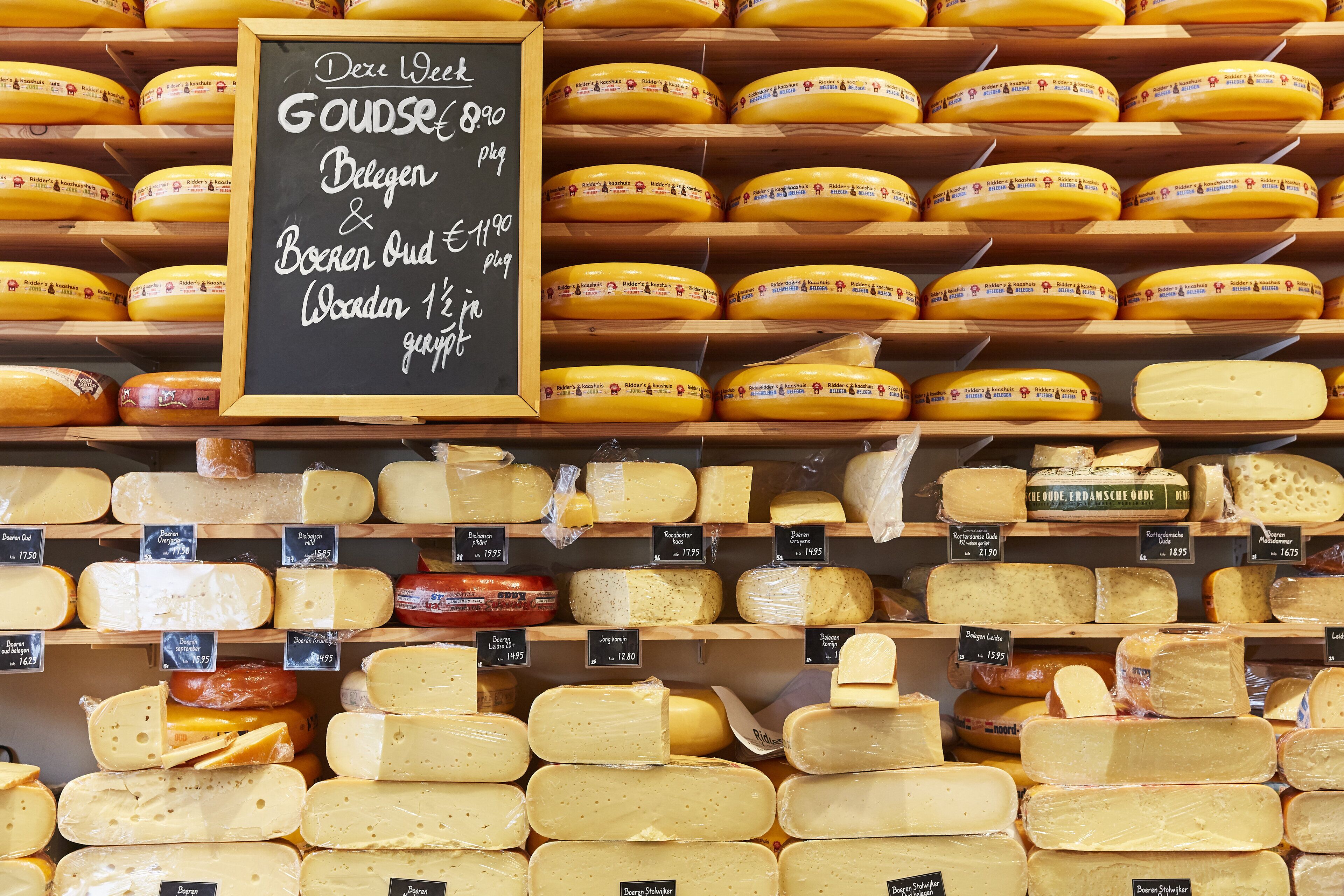 Een kaasplateau met verschillende soorten kaas, waaronder Gouda, Belgen, Boerenoud en Boerenoud 12.