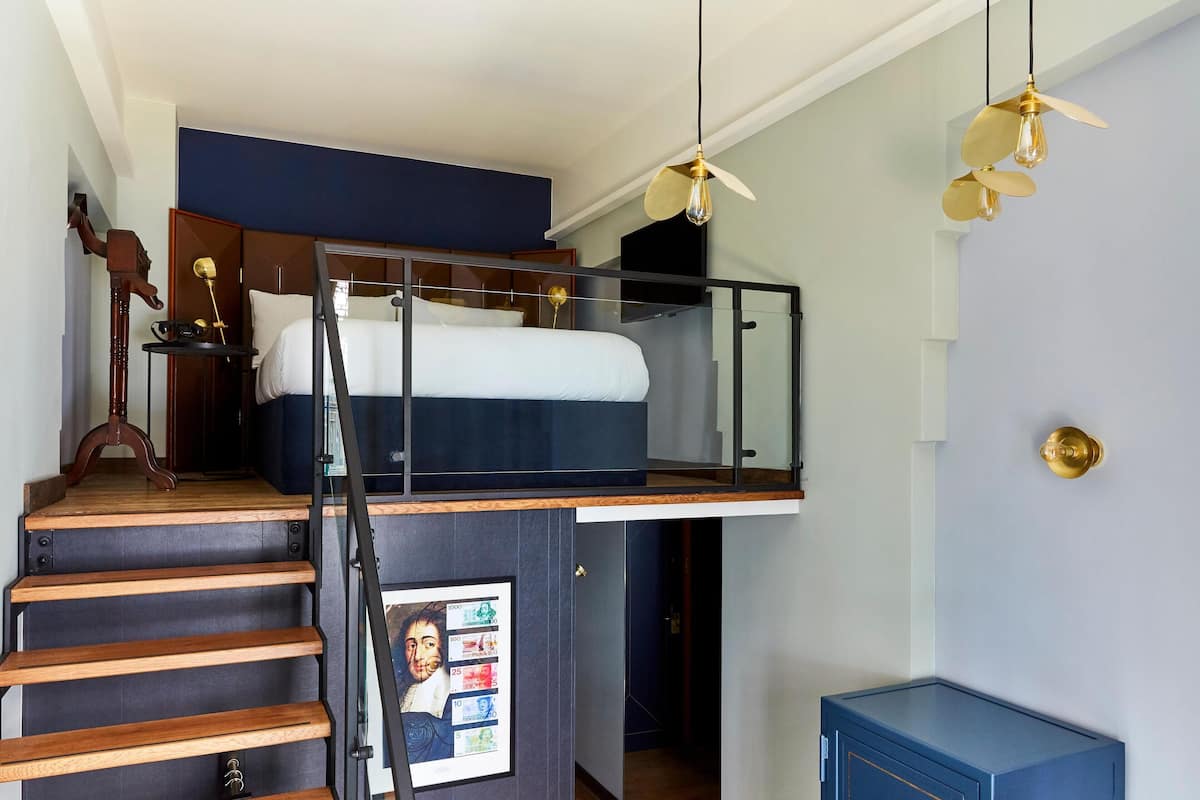 Minibar, caja de seguridad en la habitación y escritorio