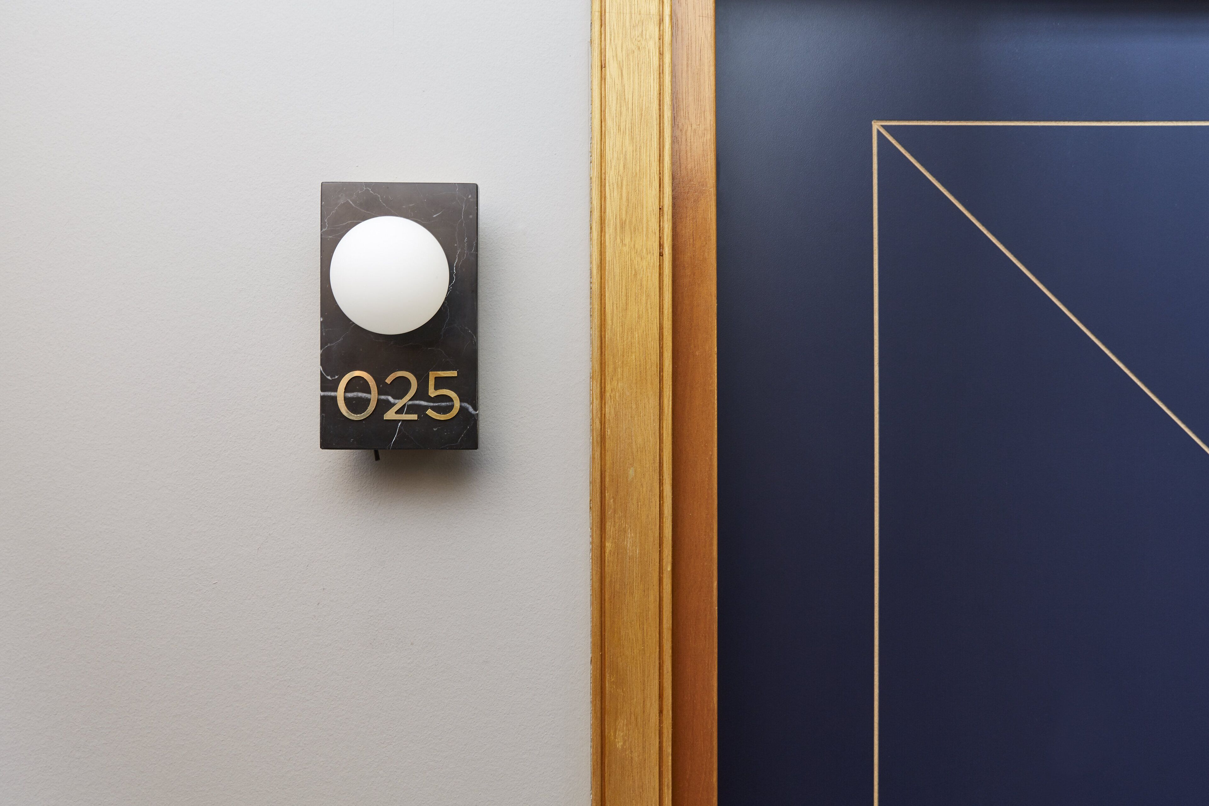 Una puerta con una placa que indica el número 025.