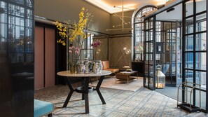 Un intérieur moderne avec une table ronde, des sièges et des vases décoratifs.