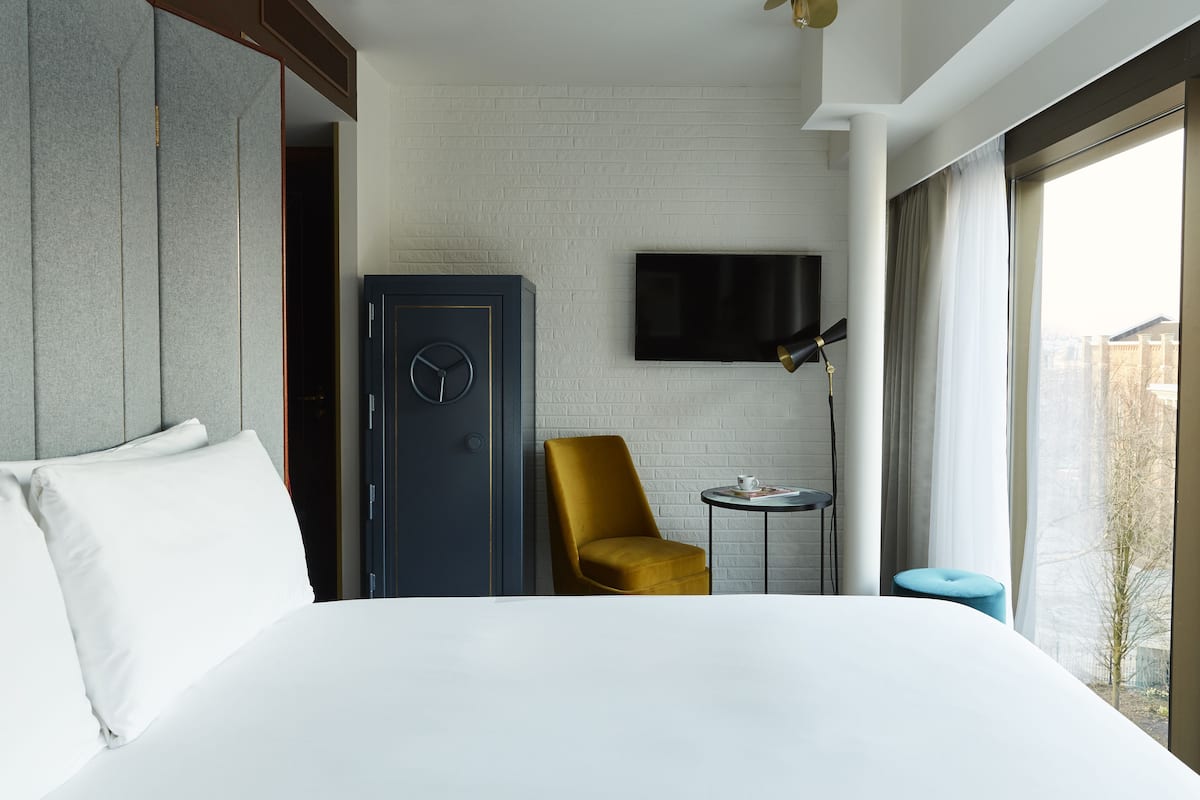 Standard Room, 1 Queen Bed, Accessible (Wheelchair, Roll in Shower) | Minibar, in-room safe, desk, blackout curtains
