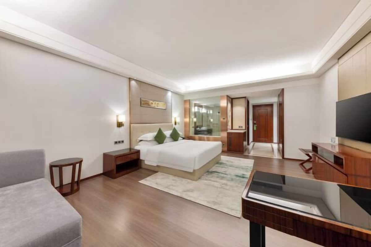 Luxe beddengoed, een minibar, een kluis op de kamer, een bureau