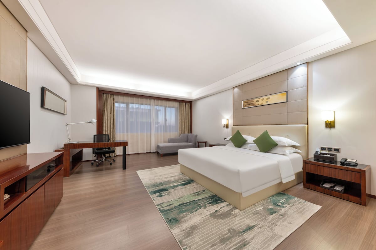 Luxe beddengoed, een minibar, een kluis op de kamer, een bureau