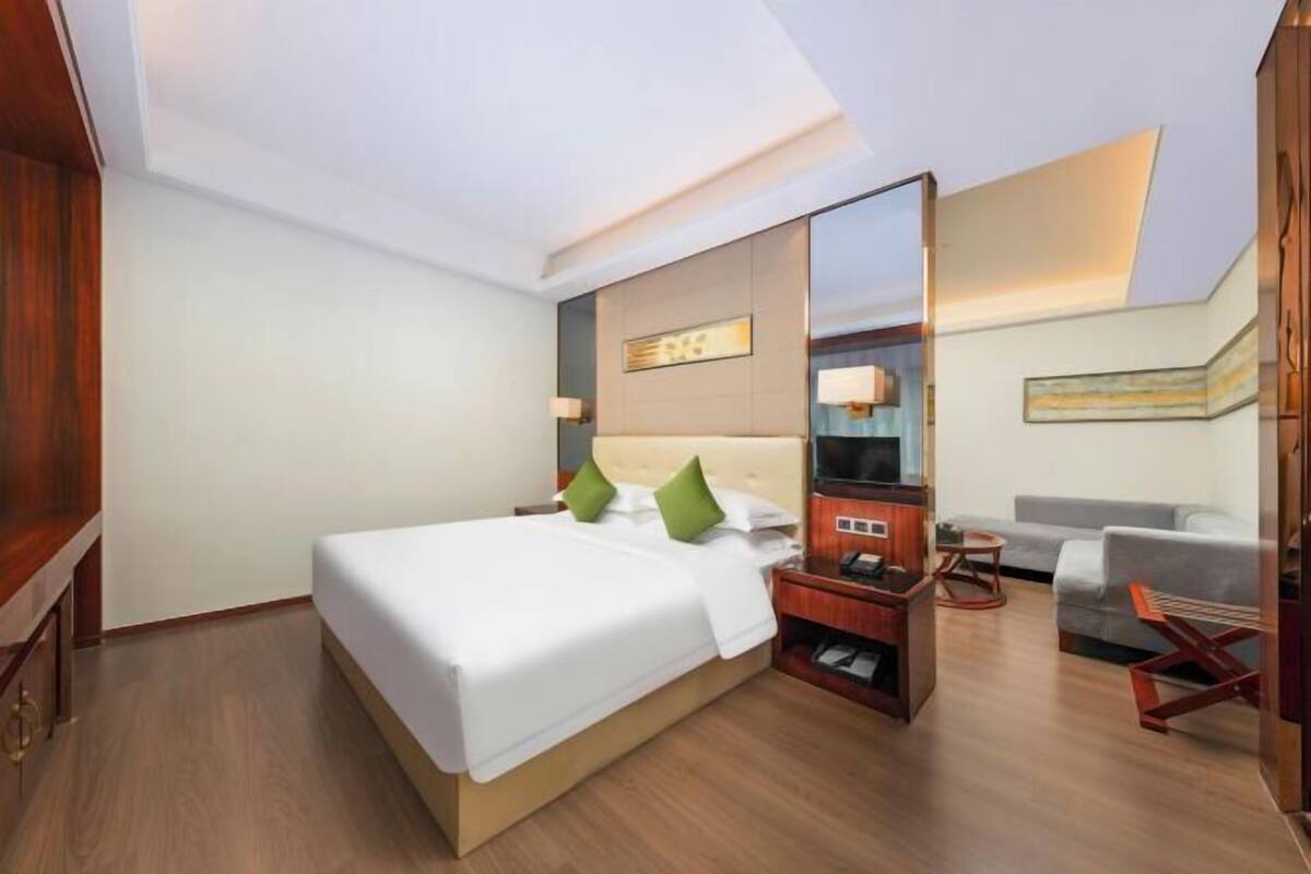 Luxe beddengoed, een minibar, een kluis op de kamer, een bureau