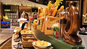 A buffet with various baked goods and pastries. - Wyndham Garden Foshan Nanhai (Foshan)