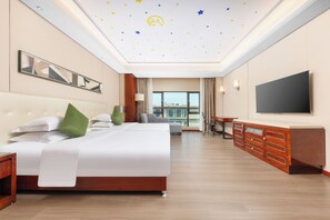 Family Suite | Premium bedding, minibar, in-room safe, desk - Wyndham Garden Foshan Nanhai (Foshan)