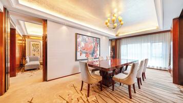 Langyue Suite | Premium bedding, minibar, in-room safe, desk