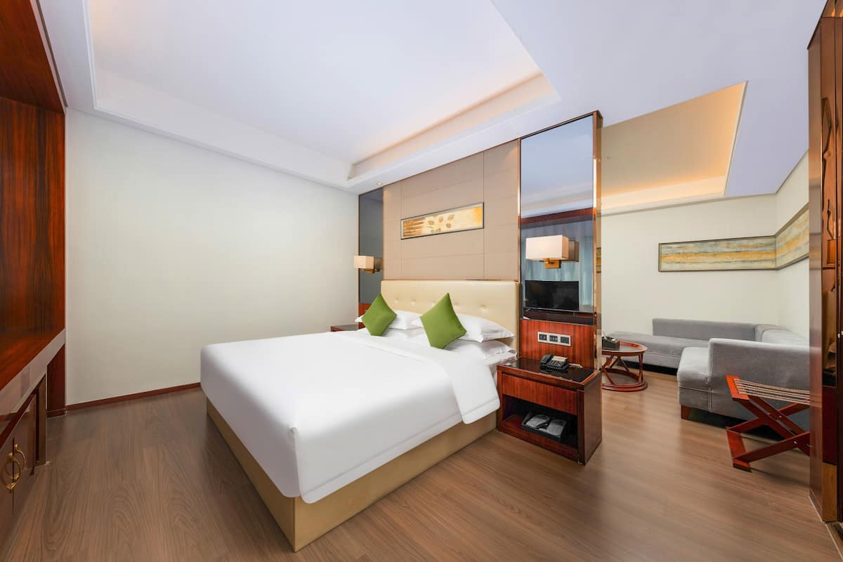 Boutique Suite | Premium bedding, minibar, in-room safe, desk