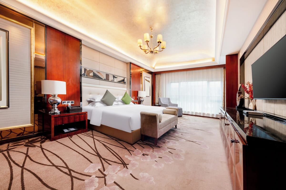 Langyue Suite | Luxe beddengoed, een minibar, een kluis op de kamer, een bureau