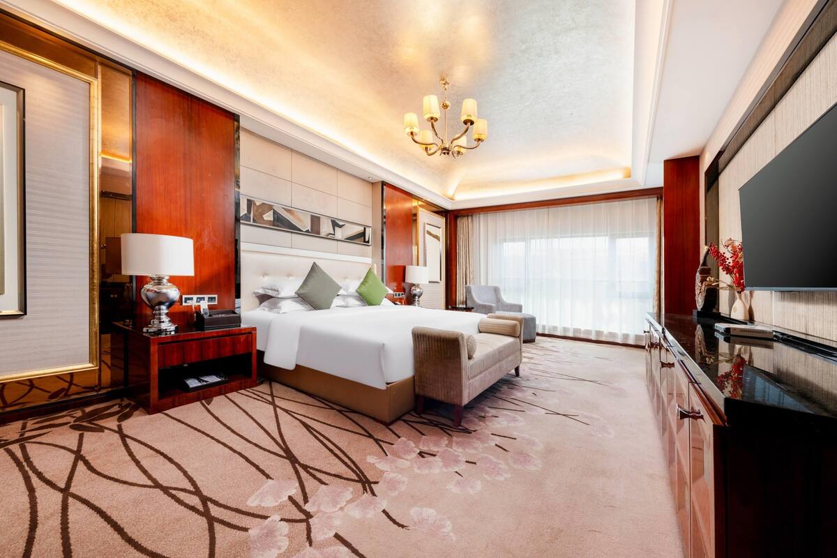 Premium bedding, minibar, in-room safe, desk