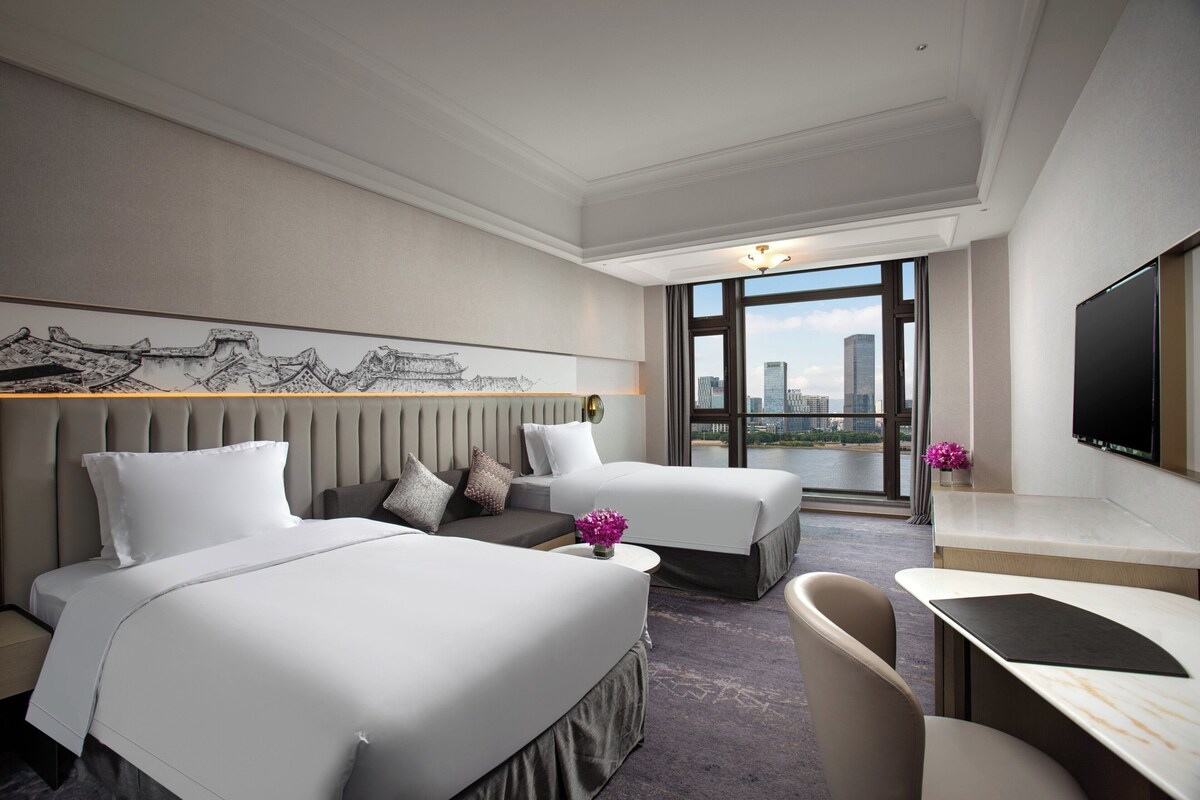 Habitación Premium, 2 camas matrimoniales, vista al río | Ropa de cama de alta calidad y minibar 