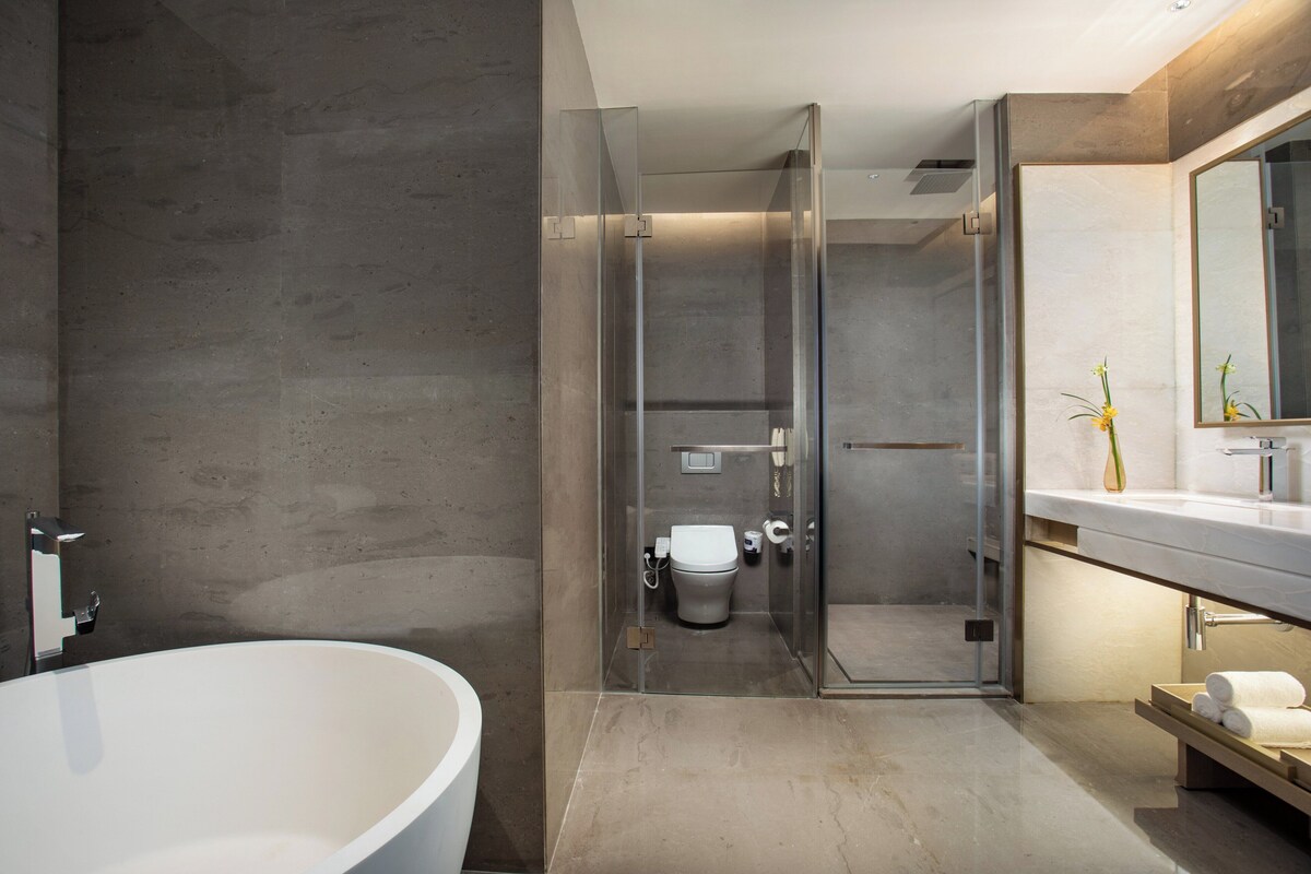 Suite, 1 habitación, vista al río | Ropa de cama de alta calidad y minibar 