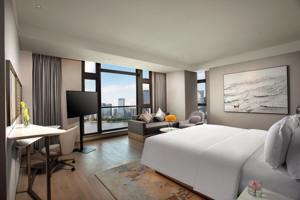 Suite junior, 1 cama King size, vista al río | Ropa de cama de alta calidad y minibar 