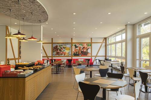 Café da manhã com buffet todos os dias mediante uma taxa