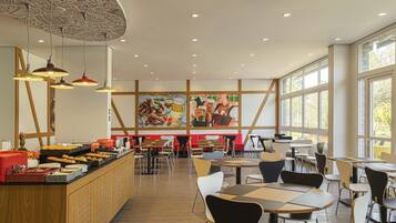 Desayuno buffet diario (BRL 53.00 por persona)