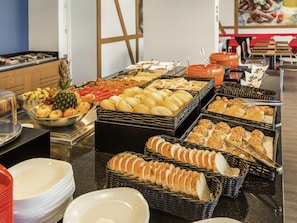 Café da manhã com buffet todos os dias mediante uma taxa