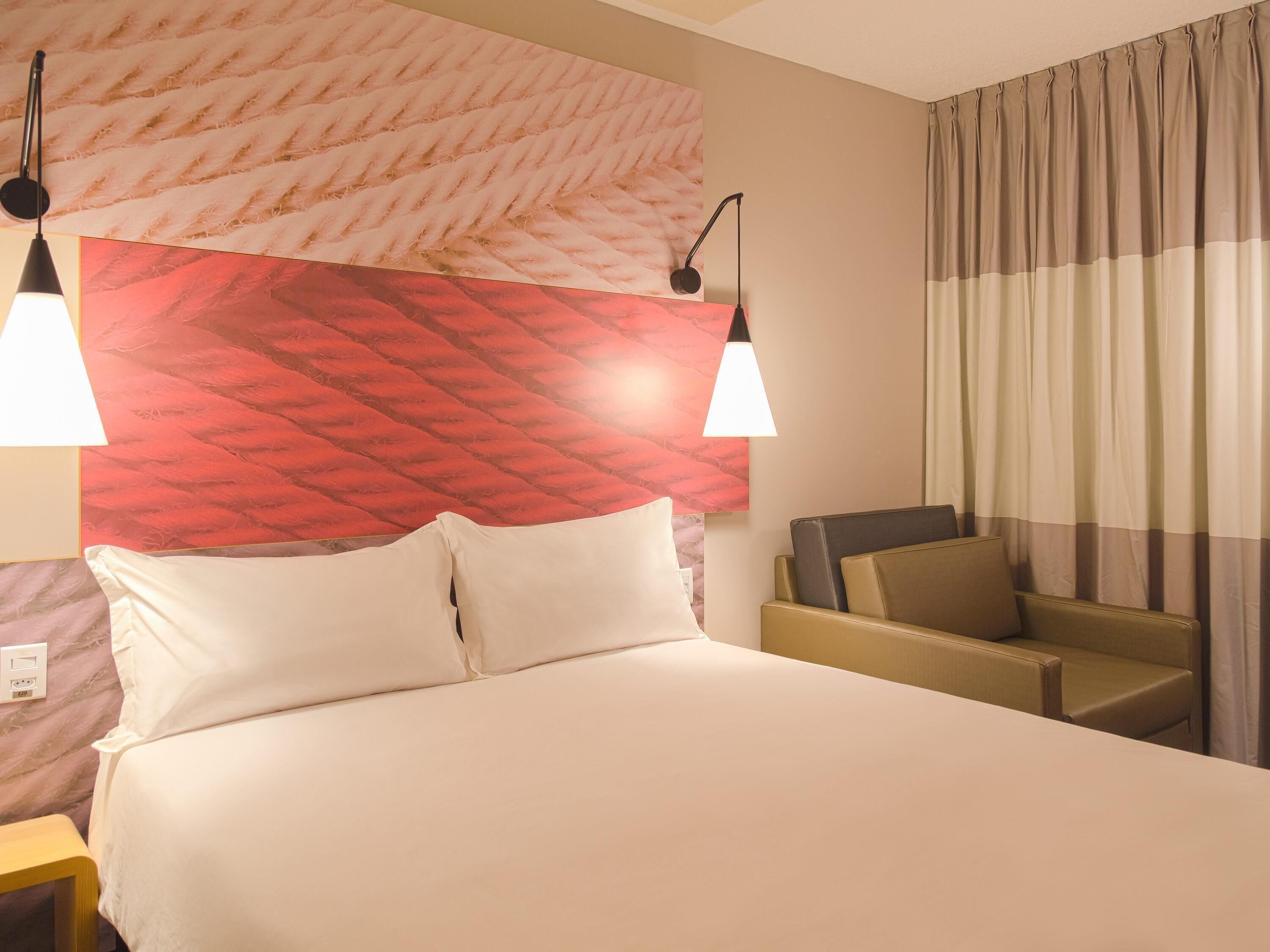 Standaard appartement, Meerdere bedden | Een minibar, een bureau, verduisterende gordijnen, geluiddichte muren