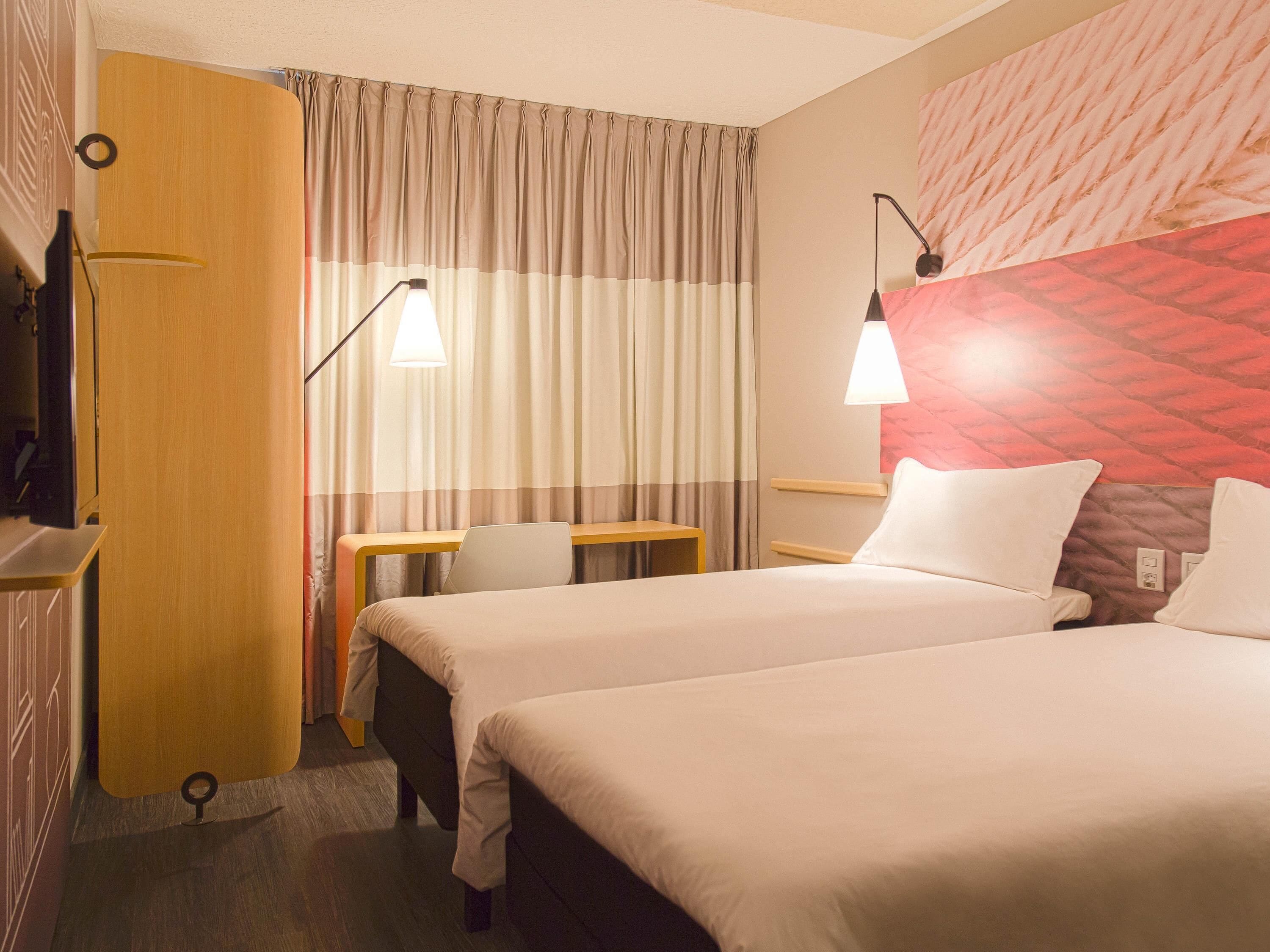 标准公寓, 2 张单人床 | 迷你吧、办公桌、遮光窗帘、隔音