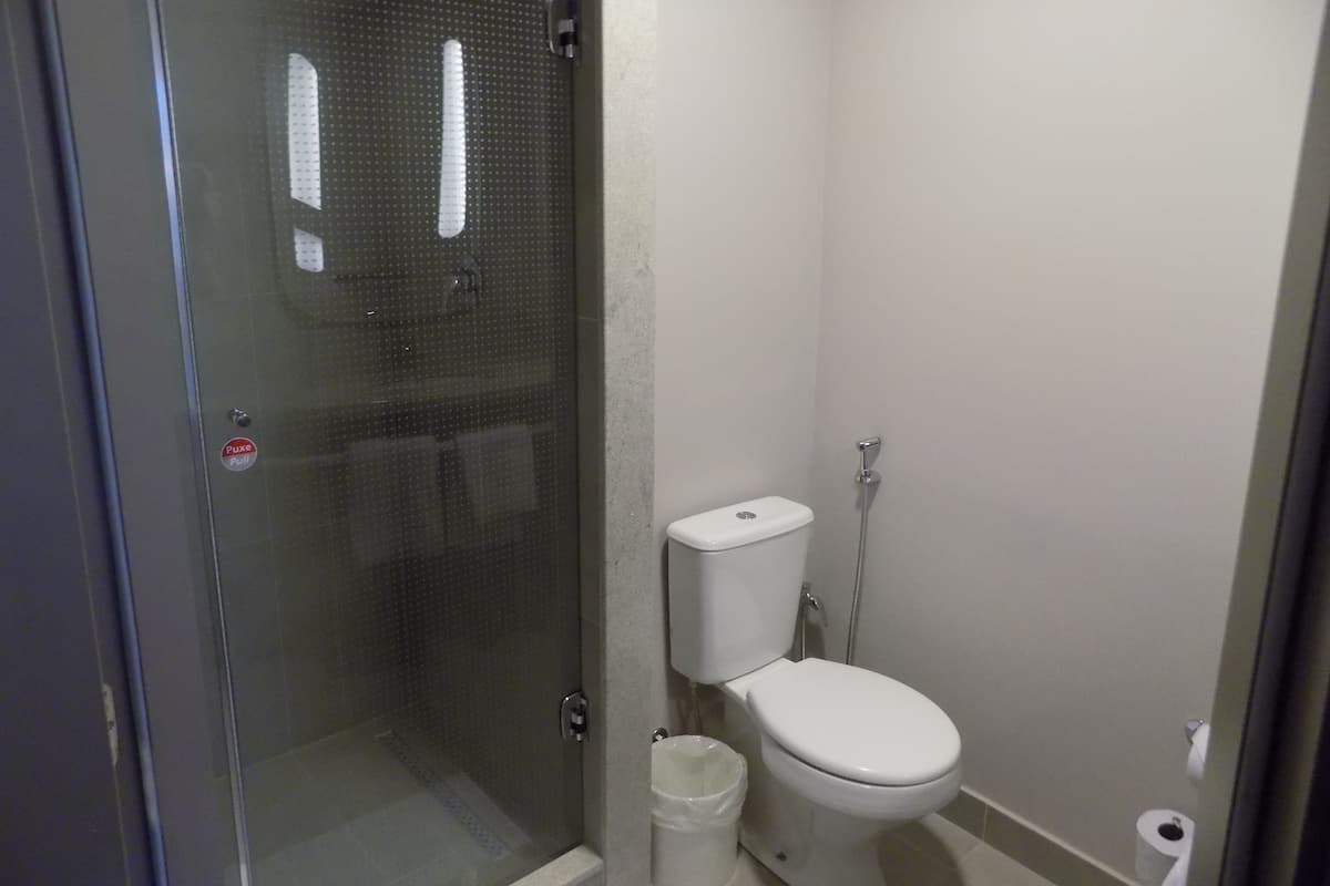 Regadera, amenidades de baño ecológicas, secadora de cabello, toallas