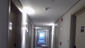 A hotel corridor with doors numbered 460 and 461, carpeted floors, and a ceiling light fixture. - ibis Igrejinha (Igrejinha)
