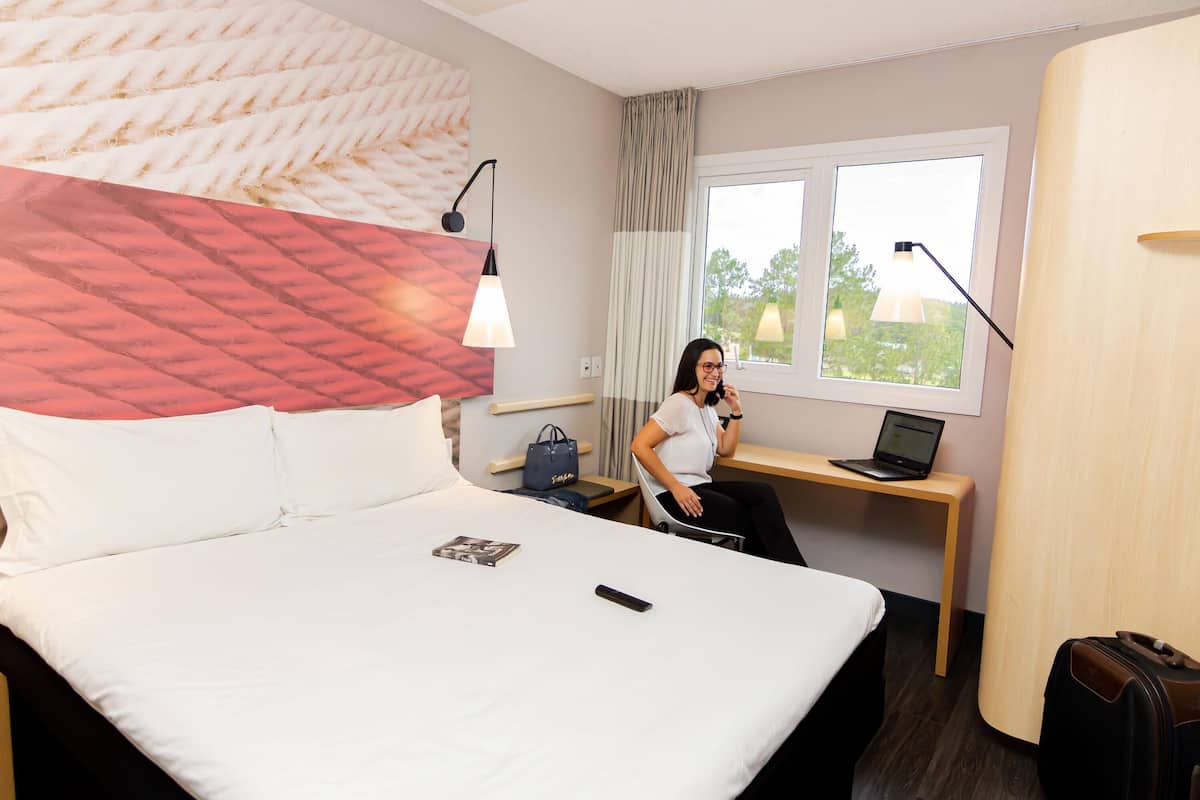 Apartamento standard, 1 cama de casal | Frigobar, escrivaninha, cortinas blackout, quartos à prova de som