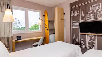 スタンダード アパートメント シングルベッド 2 台 | ミニバー、デスク、遮光カーテン、防音設備