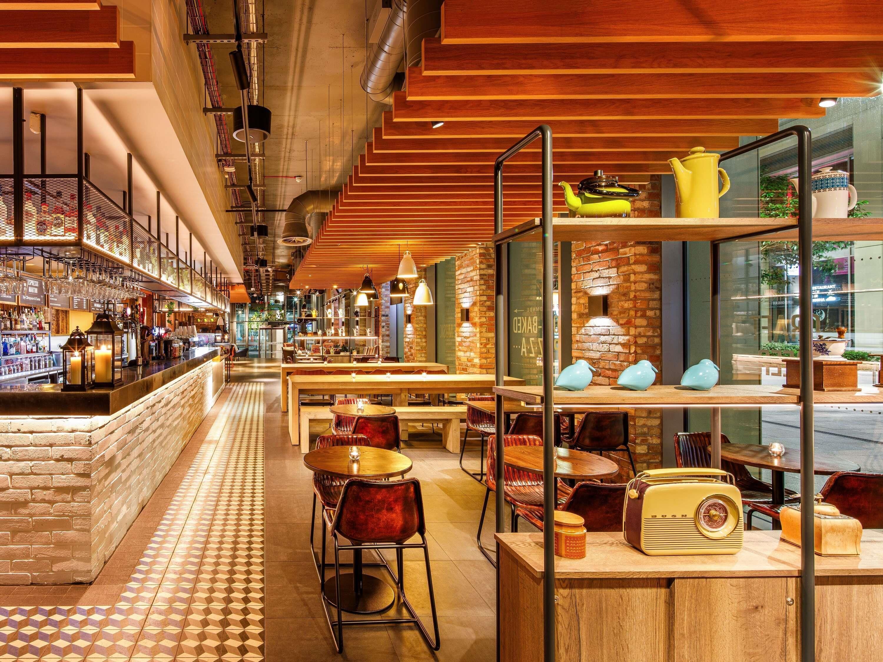 Bar (trong khuôn viên)