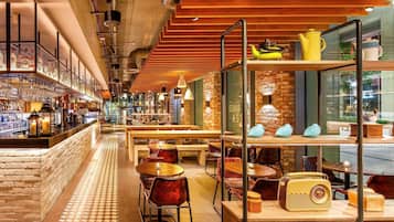 Bar (trong khuôn viên)