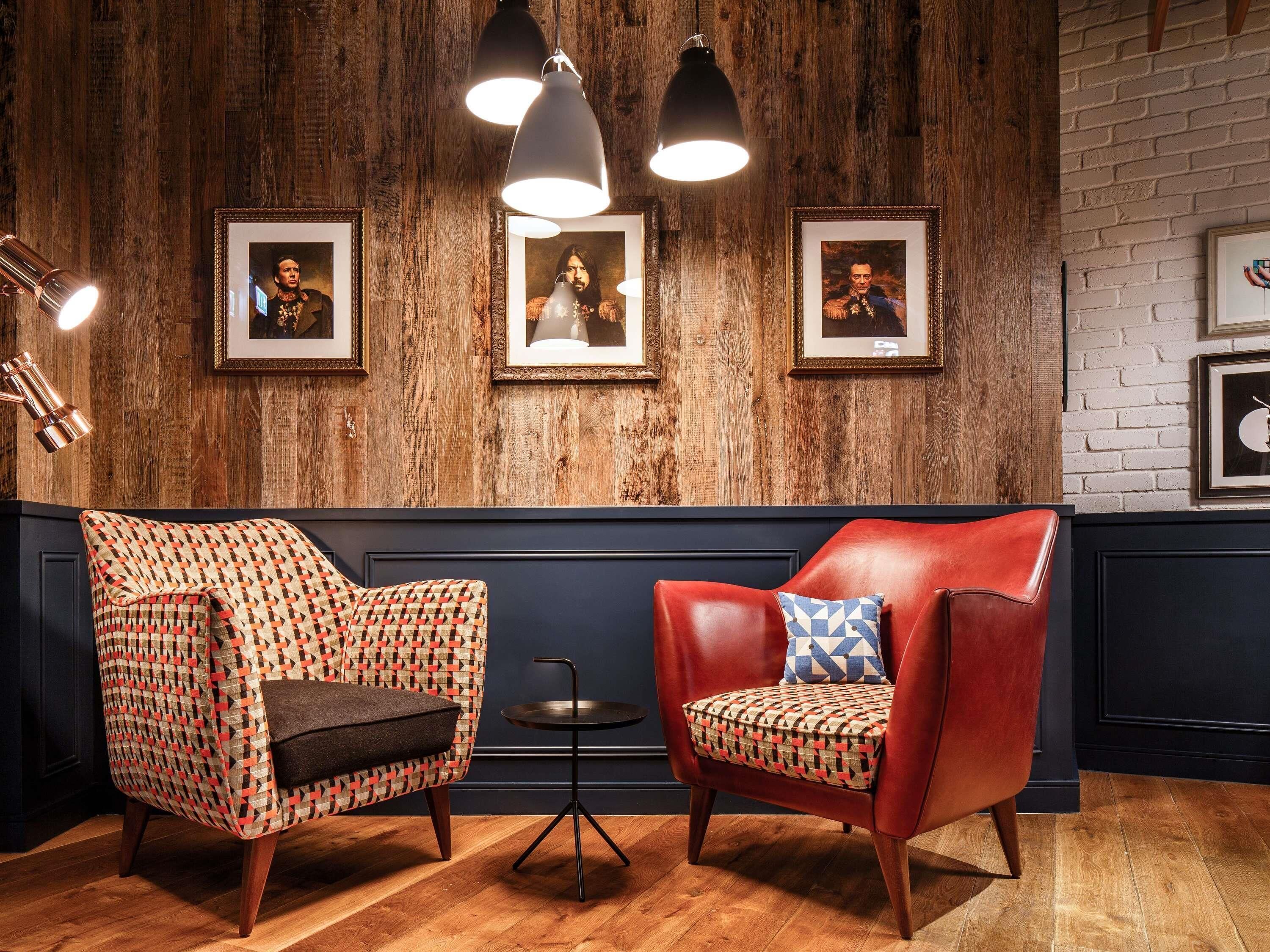 Lunch and dinner served, international cuisine